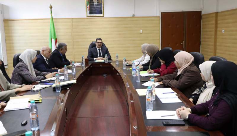 وزير الصحة يلتقي نقابة القابلات.. القانون الأساسي والترقية الآلية على طاولة النقاش