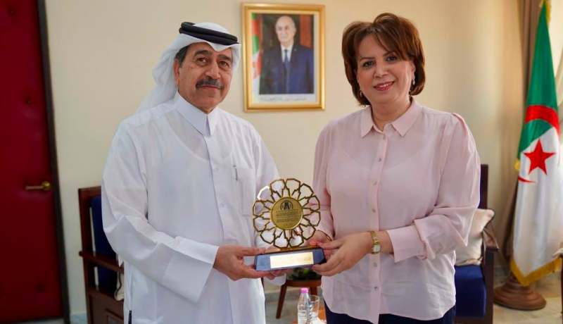 رئيس الاتحاد العربي للإعلام التراثي يُسلم بن دودة درع شخصية العام التراثية