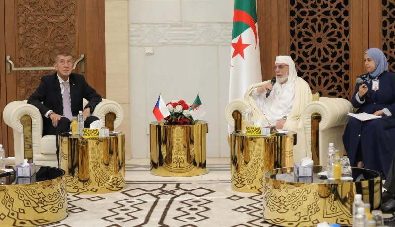 عميد جامع الجزائر يستقبل الوزير الأول التشيكي