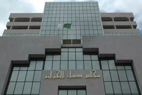 مجلس قضاء الجزائر: تحقيقات أمنية عاجلة حول قيام شاحنات برمي مواد غذائية وخضروات للمضاربة في أسعارها