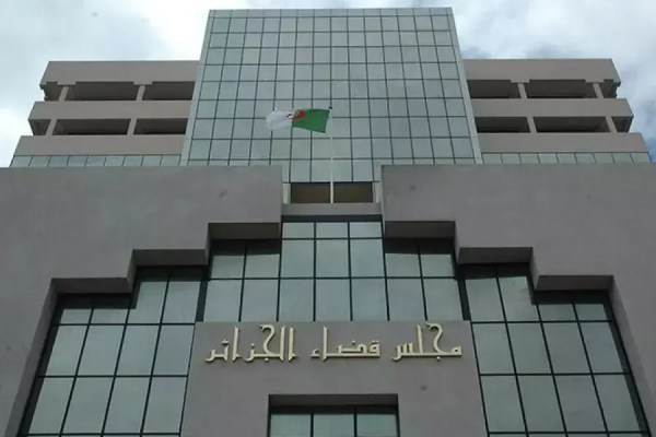 مجلس قضاء الجزائر: فتح تحقيقات فورية وعاجلة وشاملة في قضية رمي مواد غذائية وخضروات صالحة للاستهلاك