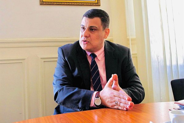 الصحافي الجزائري باديس خنيسة يتعرض لاعتداء في باريس