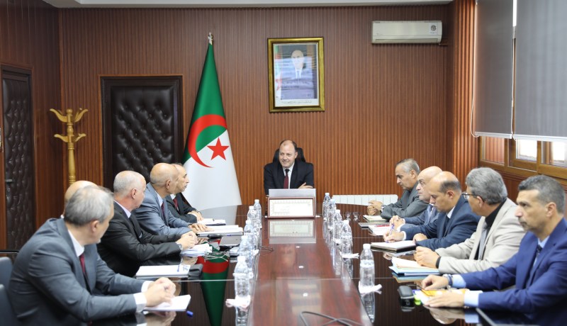 وزير العمل يجتمع مع مسؤولي الديوان الوطني لأعضاء المعوقين الاصطناعية ولواحقها