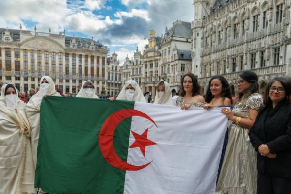 بالصور.. حرائر الجزائر يبهرن البلجيكيين بـ “الحايك” و”البلوزة الوهرانية”