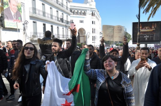 Des milliers de personnes marchent à Alger