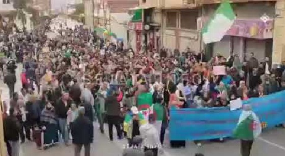 Un véhicule fonce sur les manifestants  à Béjaïa (vidéo)