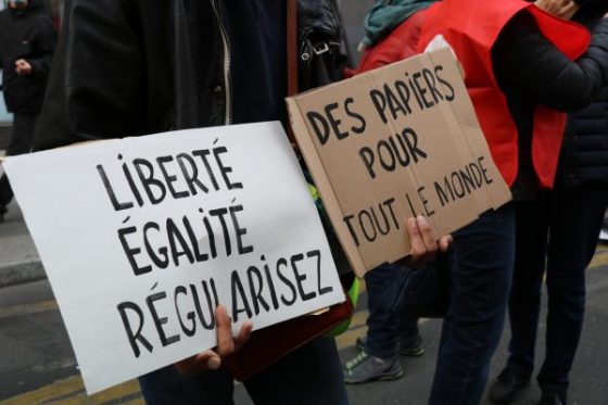 La numérisation en France, un obstacle pour les sans-papiers algériens