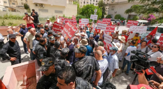 Tunisie : Cinq partis d’opposition manifestent contre Kaïs Saïed