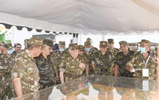 «Section aéroportée 2022» : Saïd Chanegriha poursuit sa visite de travail en première région militaire