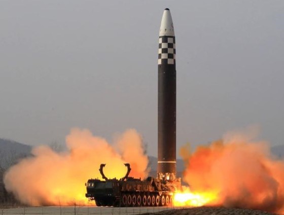 La Corée du nord lance un missile balistique en direction de la mer du Japon
