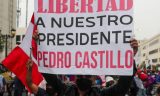 Pérou: des milliers de manifestants réclament la libération du président Castillo