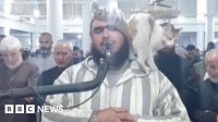 Un chat grimpe sur l’épaule d’un imam pendant la prière devient sensation mondiale